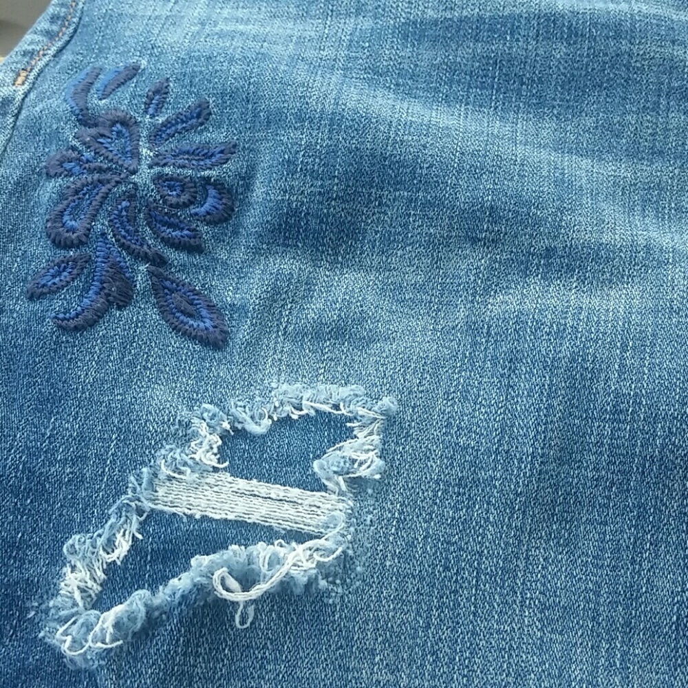 Faded Glory Embroidered Distroyed Jeans EUC 10 B8